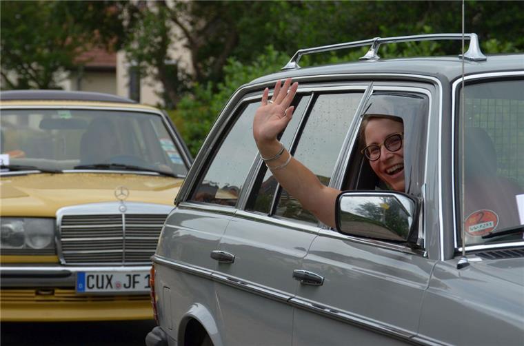 Am Straßenrand, aber auch in den Autos war die Stimmung super, als in Tarmstedt der neue Weltrekord mit Autos der Mercedes-Baureihe W123 aufgestellt wurde. 