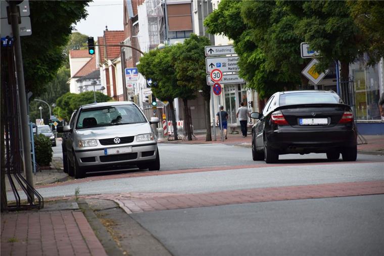 Am südlichen Fahrbahnrand der Bahnhofstraße (links im Bild) darf zwischen Herbert- und Peterstraße werktags kurzzeitig geparkt werden. Das soll verhindern, dass in diesem Bereich gerast wird, bremst aber auch ein Stück weit den Verkehr aus.
