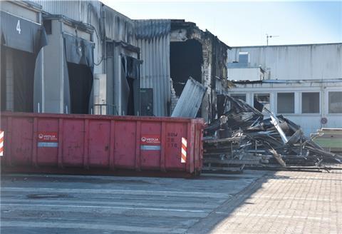 Am Tag danach: Ein Feuer hat am Dienstag Teile des alten Schlachthofs in Zeven zerstört. Von einem Millionenschaden in einstelliger Höhe ist die Rede.