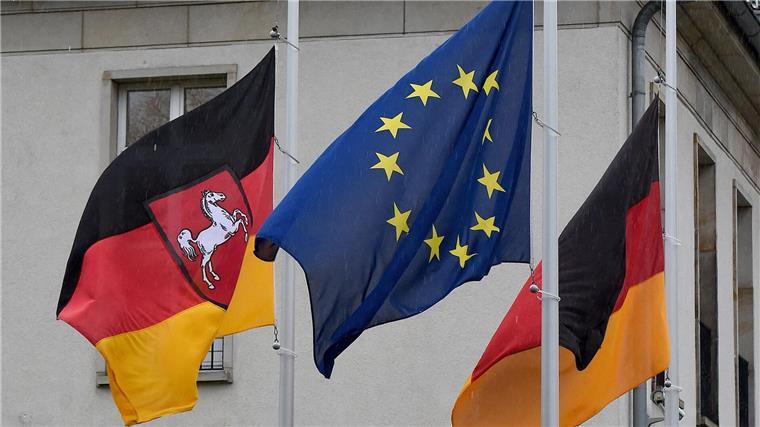 Am Tag der Beisetzung von Papst Franziskus wehen in Niedersachsen die Fahnen auf halbmast. (Archivbild)