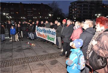 Am Tag nach dem Anschlag von Hanau fand eine Mahnwache auf dem Nordenhamer Marktplatz statt. Am Mittwoch, 4. März, gedenkt die Stadt Hanau der Opfer des Abschlags. Deshalb rufen auch IG Metall und Metall-Arbeitgeber zu einer Mahnwache auf.