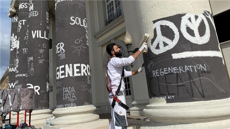 Am Tag nach dem Ende der documenta fifteen werden die Säulen des Fridericianums in Kassel übermalt.