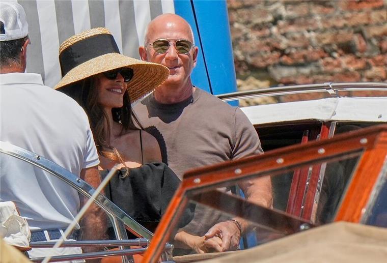 Party, Party, Party: Bezos und Sánchez feiern weiter Am Tag nach der Hochzeit lassen sich Jeff Bezos und seine Frau Lauren in „Harry’s Bar“ bringen.