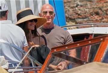 Am Tag nach der Hochzeit lassen sich Jeff Bezos und seine Frau Lauren in „Harry’s Bar“ bringen.