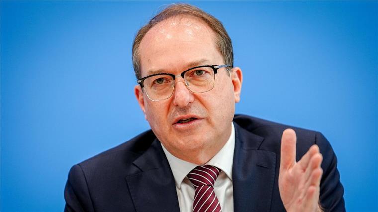 Am Tag vor dem Beginn der Innenministerkonferenz von Bund und Ländern stellte Bundesinnenminister Alexander Dobrindt (CSU) den Verfassungsschutzbericht 2024 vor.