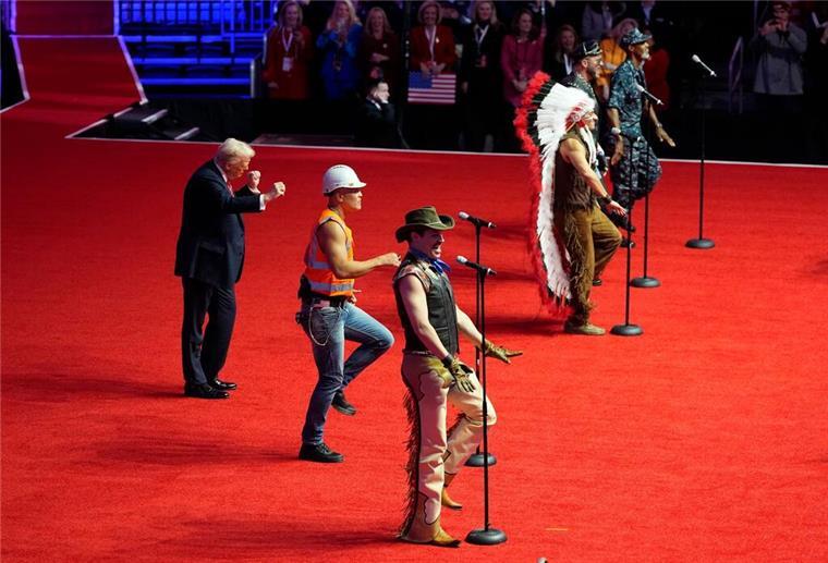 Am Tag vor seiner Vereidigung steht Trump mit den Village People auf der Bühne.