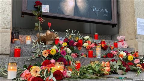 Am Theater des Westens können Fans Blumen in Erinnerung an Anna R. niederlegen.