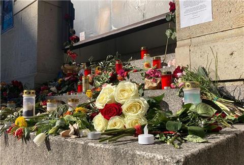 Am Theater des Westens können Fans Blumen in Erinnerung an Anna R. niederlegen.