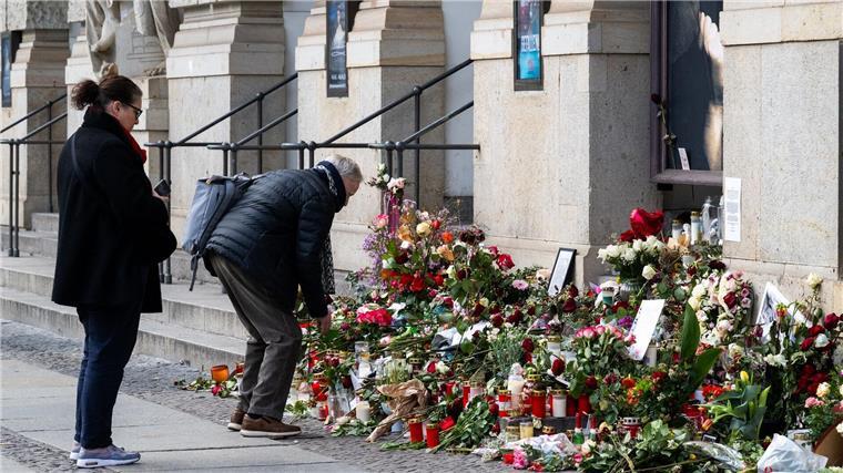 Am Theater des Westens legten Fans Blumen und Kerzen nieder. (Archivbild)