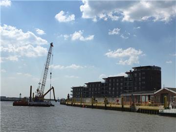 Am Tonnenhof in Bremerhaven landen 5500 Tonnen Steine in der Geeste.