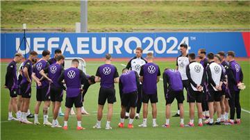 Am Übungsplatz wollte Bundestrainer Julian Nagelsmann am Freitag in Herzogenaurach in aller Ruhe seine Idee für den dritten Sieg im dritten EM-Spiel mit seiner Mannschaft einstudieren.