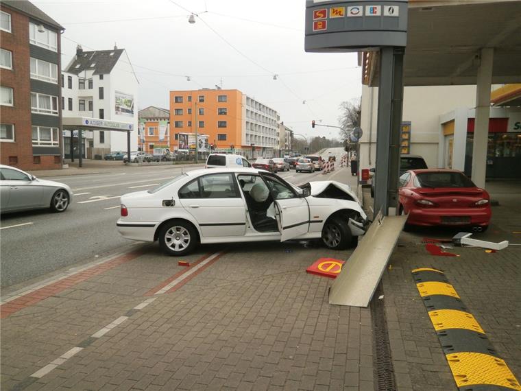 Am Unfallauto – einem weißen BMW – dürfte nach Angaben der Polizei ein wirtschaftlicher Totalschaden entstanden sein. Auch an dem Tankstellenmast sei ein Schaden festzustellen. Wie hoch dieser allerdings ist, stand am Sonntag noch nicht fest. Die Ermittlungen dauern an.