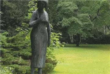 Entwendete Messingstatue Brockeswalder Friedhof.