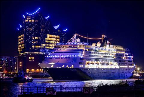 Das Kreuzfahrtschiff «Vasco da Gama» fährt zum Auftakt der Cruise Days vor der Elbphilharmonie über die Elbe.