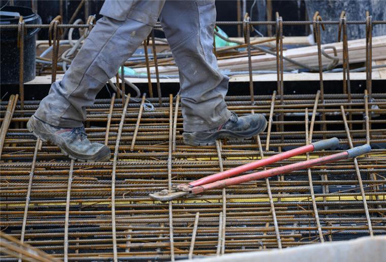 Ein Bauarbeiter auf der Baustelle