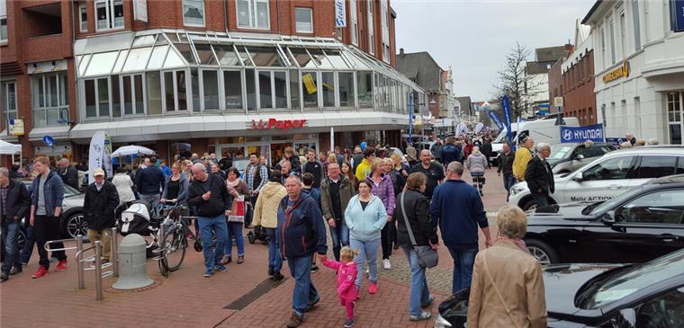 Familiensonntag in Nordenham - Geschäfte laden zum Einkaufsbummel ein Viele Besucher flanieren in der Nordenhamer Fußgängerzone