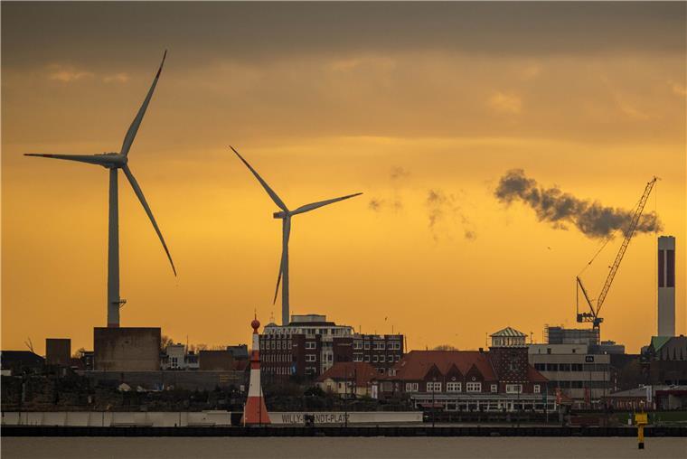 So schön ist unser Bremerhaven bei Sonnenaufgang Am Willy-Brandt-Platz liegt linker Hand der Zoo am Meer und rechts die Strandhalle. Im Hintergrund ist das Deutsche Auswandererhaus zu sehen.
