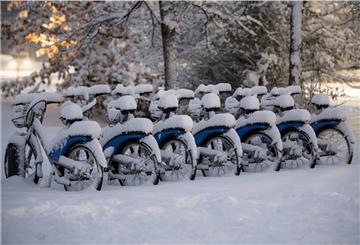 Miet-Fahrräder der Münchner Verkehrsgesellschaften MVG sind von großen Mengen Schnee bedeckt.