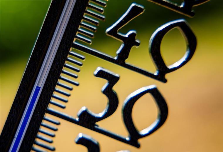 Bis zu 30 Grad zum Sommerfinale! Doch ab Montag kommt der Regen Vor einem wolkenlosen blauen Himmel zeigt ein Außenthermometer in einem Garten bereits am Vormittag über 30 Grad Lufttemperatur an.