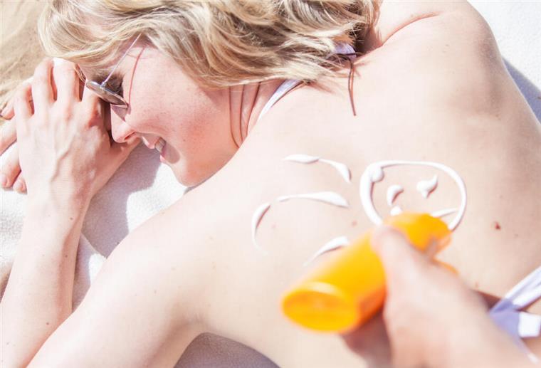 Zum Themendienst-Bericht von Angelika Mayr vom 17. Juni 2020: Nicht geizen: Damit die Sonnencreme tatsächlich lange schützt, muss genug davon auf die Haut.