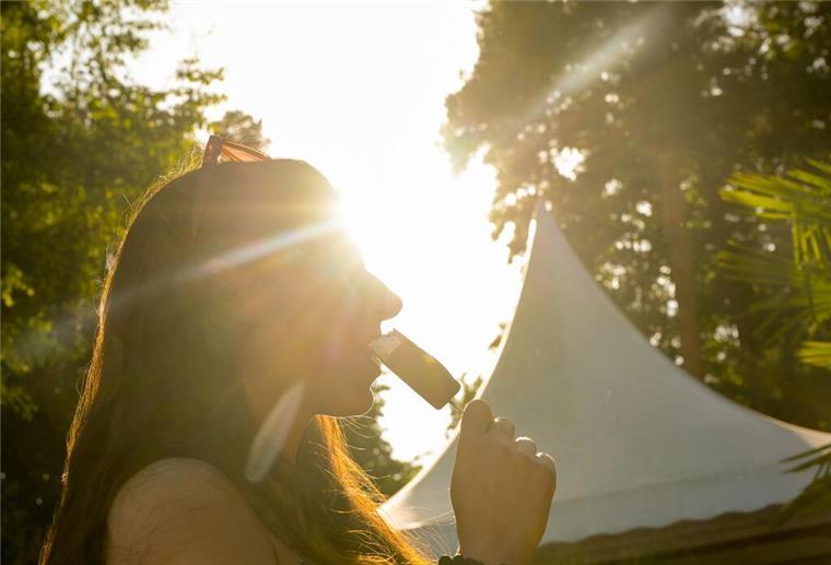 Hitze am Wochenende: Mehr als 35 Grad möglich 14.06.2025, Sachsen-Anhalt, Halle (Saale): Lisa Neumann erfrischt sich mit einem Eis am Heideseebad. Am Samstag wurden möglicherweise Hitzerekorde in Sachsen-Anhalt erreicht. Foto: Heiko Rebsch/dpa +++ dpa-Bildfunk +++