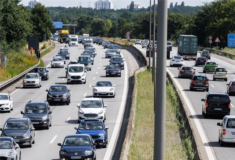 Viel Verkehr auf den Autobahnen in Niedersachsen und Bremen Reiseverkehr aus Schleswig-Holstein in Richtung Süden staut sich in Hamburg auf der Autobahn A1 Höhe Moorfleet.