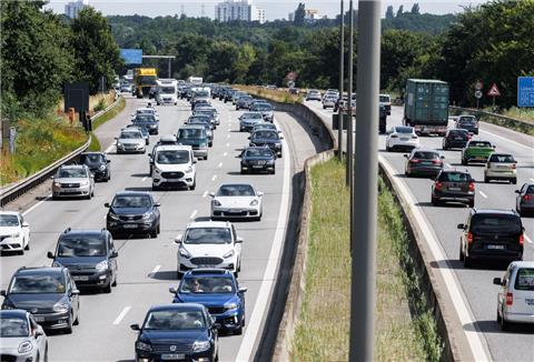 Reiseverkehr aus Schleswig-Holstein in Richtung Süden staut sich in Hamburg auf der Autobahn A1 Höhe Moorfleet.