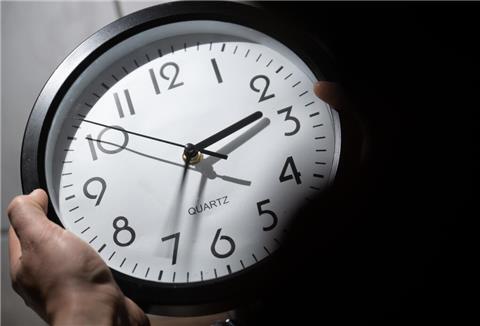 Eine Hand hält eine Uhr