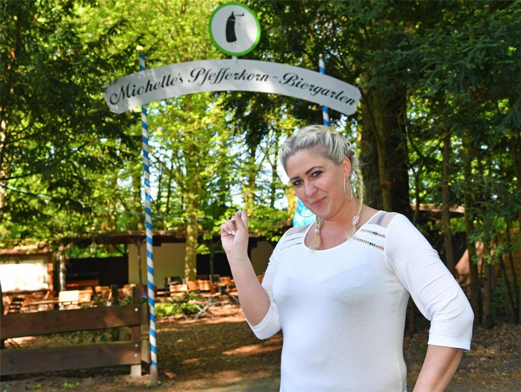Am Wochenende wird gegrillt: „Michelles Pfefferkorn“ im Speckenbütteler Park ist ein beliebtes Ausflugsziel in Bremerhaven. Inhaberin Michelle Dürdoth hat sich auf das Sommerwetter vorbereitet und will an diesem Wochenende für ihre Gäste grillen. Unter schattigen Bäumen und mit Blick auf den Bootsteich kann es einem hier auch in Norddeutschland ganz bayerisch ums Herz werden.