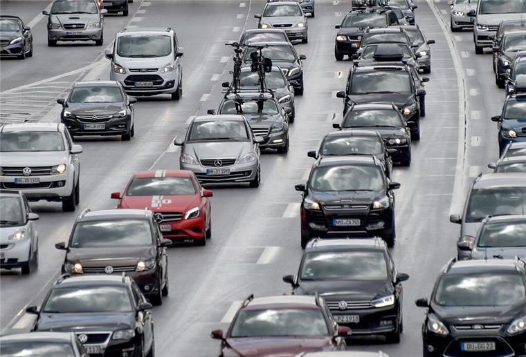 Am Wochenende wird von Reisenden mit dem Auto wieder viel Gedlud gefragt sein. (Archivbild)