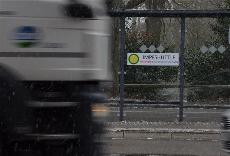 Am Zevener Busbahnhof kleben bereits seit längerer Zeit Hinweisschilder für einen Impfshuttle von der Innenstadt zum ehemaligen Martin-Luther-Krankenhaus, wo am Montag mit den Corona-Schutzimpfungen begonnen werden soll. Einen Shuttle-Service wird es aber erst zu einem späteren Zeitpunkt geben.