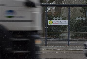 Am Zevener Busbahnhof kleben bereits seit längerer Zeit Hinweisschilder für einen Impfshuttle von der Innenstadt zum ehemaligen Martin-Luther-Krankenhaus, wo am Montag mit den Corona-Schutzimpfungen begonnen werden soll. Einen Shuttle-Service wird es aber erst zu einem späteren Zeitpunkt geben.