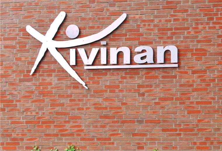 Der Schriftzug Kivinan steht an einer roten Klinkerwand