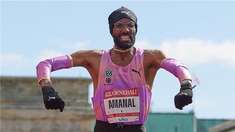 Amanal Petros freut sich über seinen deutschen Rekord beim Halbmarathon in der Stadt Berlin.