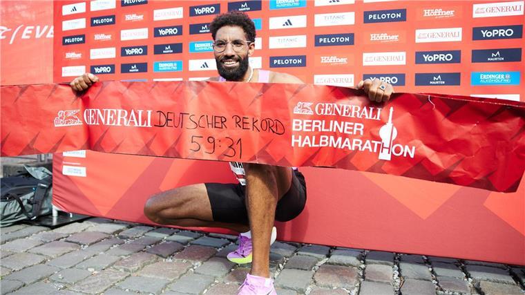 Amanal Petros zeigt stolz seine Rekordzeit: Den Halbmarathon in Berlin lief er am Sonntag in 59 Minuten und 31 Sekunden.