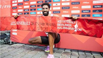 Amanal Petros zeigt stolz seine Rekordzeit: Den Halbmarathon in Berlin lief er am Sonntag in 59 Minuten und 31 Sekunden.