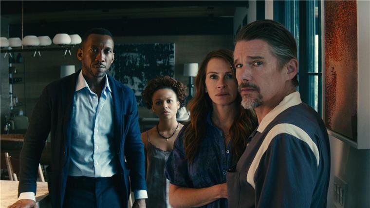 „Leave The World Behind“: Thriller mit Julia Roberts Amanda (Julia Roberts) und Clay (Ethan Hawke) wollen in einer Luxusvilla in Long Island die Welt hinter sich lassen. Da steht plötzlich G.H. (Mahershala Ali) mit seiner Tochter Ruth (Myha’la) vor der Tür.