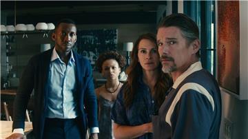 Amanda (Julia Roberts) und Clay (Ethan Hawke) wollen in einer Luxusvilla in Long Island die Welt hinter sich lassen. Da steht plötzlich G.H. (Mahershala Ali) mit seiner Tochter Ruth (Myha’la) vor der Tür.