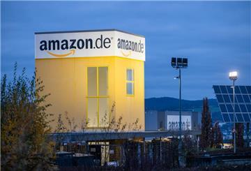Amazon-Mitarbeiter können sich über mehr Geld zu Weihnachten freuen.