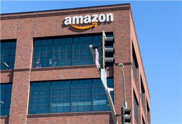 19.10.2023, USA, Palo Alto: Das Logo von Amazon ist auf einem Bürogebäude des weltgrößten Online-Händlers zu sehen. (zu dpa: «Amazon-Chef: Werden durch KI weniger Beschäftigte brauchen») Foto: Andrej Sokolow/dpa +++ dpa-Bildfunk +++