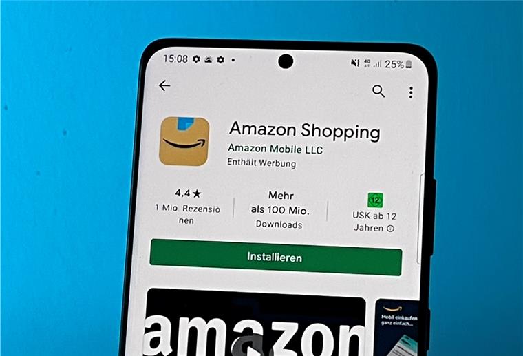 Amazon eröffnet ersten Laden ohne Kassen in Europa Die Amazon-Shopping-App im Google Play Store auf einem Android-Smartphone mit dem neuen App-Logo. Amazon hatte das neue Symbol seiner Smartphone-App angepasst, nachdem sich einige Nutzer im Netz an einen Hitler-Schnauzbart erinnert fühlten.