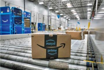Ein Amazon-Paket bewegt sich auf einem Förderband in einer DAX7-Zustellstation von Amazon während des jährlichen Prime Day-Events von Amazon. (zu dpa: «Amazon-Prognose enttäuscht Anleger»)