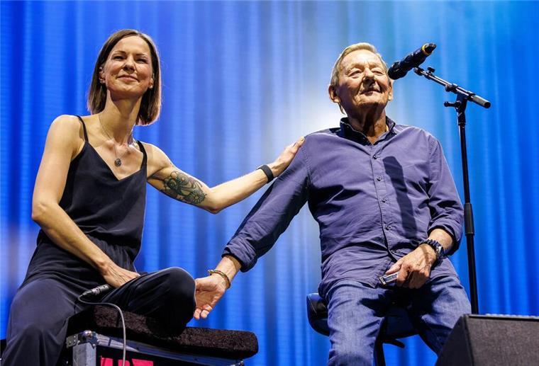 Konzert abgesagt: Wolfgang Ambros im Krankenhaus Ambros (hier mit Sängerin Christina Stürmer) gilt als Begründer des Austropop. (Archivbild)
