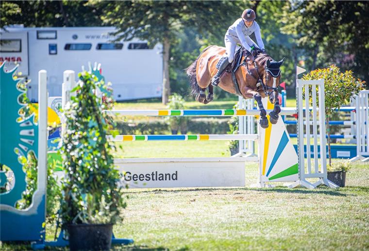 Amelie Ottens vom RC Stotel absolviert mit ihrer Stude Gothaden Parcours.