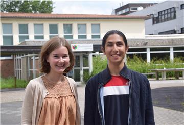 Amelie Wilkens und Ömer Sayan haben das Abitur am Gymnasium Nordenham mit der Traumnote 1,0 abgeschlossen. Gestern haben sie ihre Zeugnisse bei einer Feierstunde im Plaatweg-Stadion erhalten.