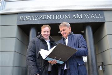 Ameos-Regionalgeschäftsführer Lars Timm (links) und Ameos-Vorstand Michael Dieckmann schauen kurz vor Beginn der Verhandlung vor dem Verwaltungsgericht in Bremen nochmal in ihre Akten.