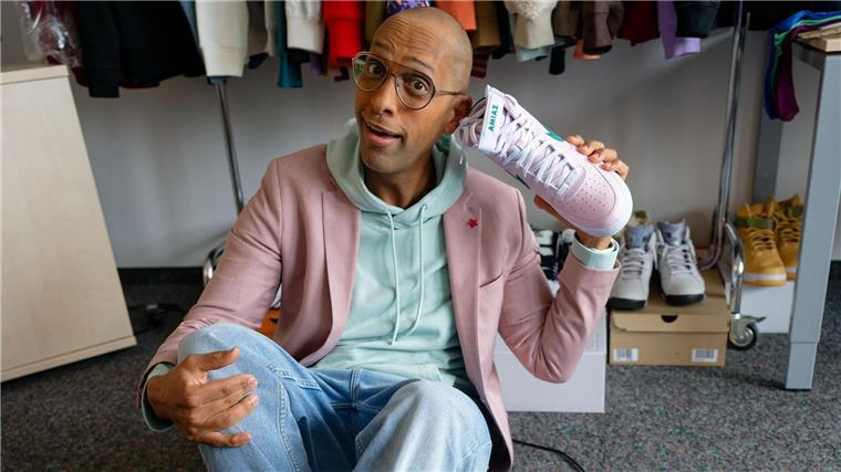 Zehn Jahre „Höhle der Löwen“: So ist es hinter den Kulissen Amiaz Habtu besitzt mehr als 100 Paar Sneaker.