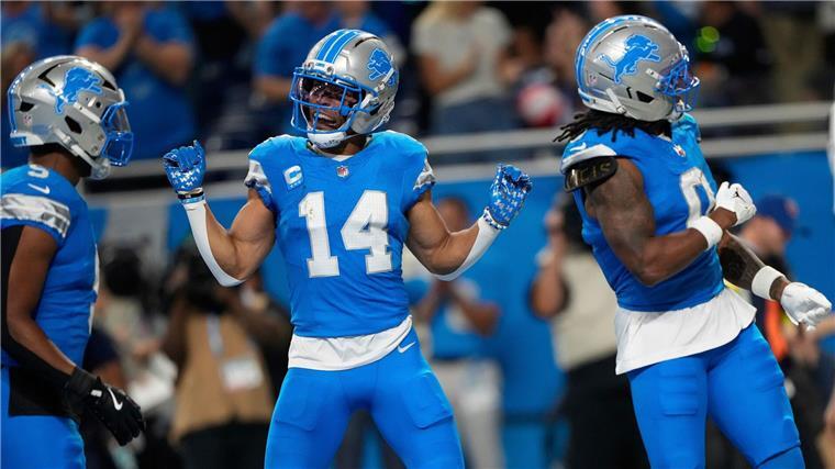 NFL-Premiere für St. Brown: Drei Touchdowns in einem Spiel Amon-Ra St. Brown (Mitte) hatte viele Gründe zum Jubeln gegen die Chicago Bears.