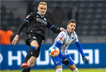 Fußball: Bundesliga, Hertha BSC - Arminia Bielefeld, 15. Spieltag, Olympiastadion. Stefan Jovetic (r) von Hertha BSC gegen Amos Pieper von Arminia Bielefeld. 