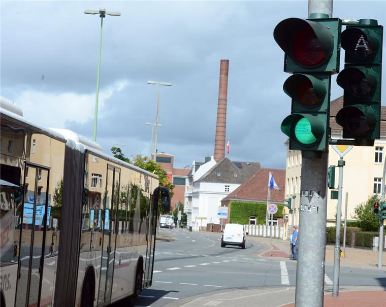 Ampeln im Bereich der Deichstraße sollen so umgerüstet werden, dass sie für einen besseren Verkehrsfluss für Linienbusse sorgen. 